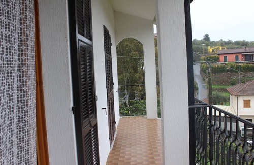 Artallo Apartment | Ideal Apartment in Semi-Detached Villa with Garden Retreat