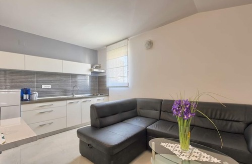 Stinjan Apartment | Seaside Apartment in Štinjan with Terrace and WiFi
