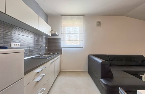 Stinjan Apartment | Seaside Apartment in Štinjan with Terrace and WiFi
