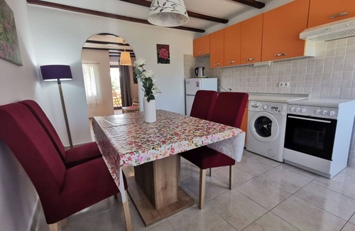 Sveti Jakov Apartment | Modern Apartment in Stivan with Terrace and Free WiFi