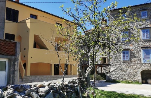 Sveti Jakov Apartment | Modern Apartment in Stivan with Terrace and Free WiFi