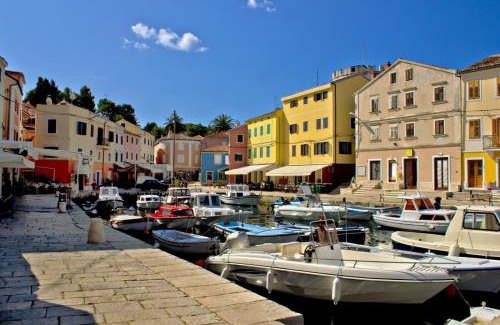 Gornje selo Apartment | Cozy Apartment in Susak with Air Conditioning & Wi-Fi