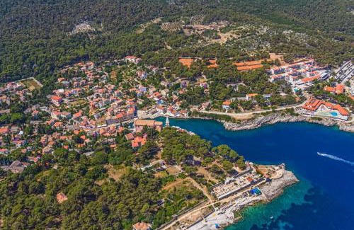 Gornje selo Apartment | Cozy Apartment in Susak with Air Conditioning & Wi-Fi
