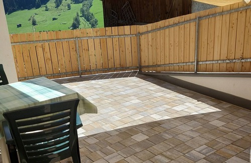 Meiern Apartment | Scenic Apartment in Martell Valley with Ocean View