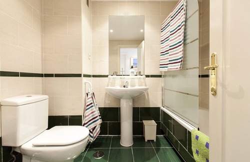 Las Acacias Apartment | Central Madrid Apartment: Pool, Spa & Family-Friendly Stay