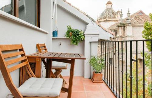 Central District Apartment | Prime Apartment in Granada, Steps from Alhambra & Ocean View