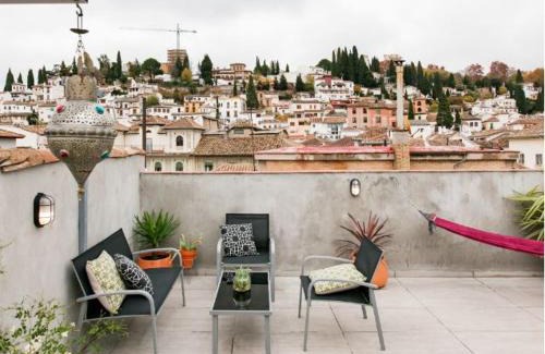 Central District Apartment | Prime Apartment in Granada, Steps from Alhambra & Ocean View