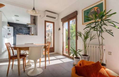 Central District Apartment | Prime Apartment in Granada, Steps from Alhambra & Ocean View