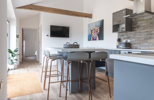 Trowbridge Apartment | Relaxing Countryside Apartment with Hot Tub & Spa Access
