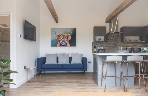 Trowbridge Apartment | Relaxing Countryside Apartment with Hot Tub & Spa Access