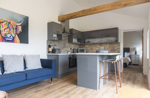 Trowbridge Apartment | Relaxing Countryside Apartment with Hot Tub & Spa Access