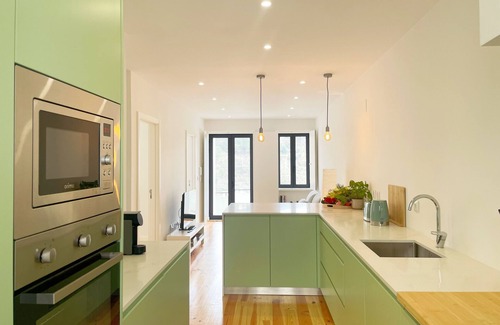 Covilha Apartment | Apartment in the former working-class neighborhood linked to the wool industry. The bright living room and decor featuring burel pieces evoke the city's history. A fully equipped kitchen, two comfortable bedrooms, and ensure an autentic stay.