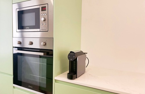 Covilha Apartment | Apartment in the former working-class neighborhood linked to the wool industry. The bright living room and decor featuring burel pieces evoke the city's history. A fully equipped kitchen, two comfortable bedrooms, and ensure an autentic stay.