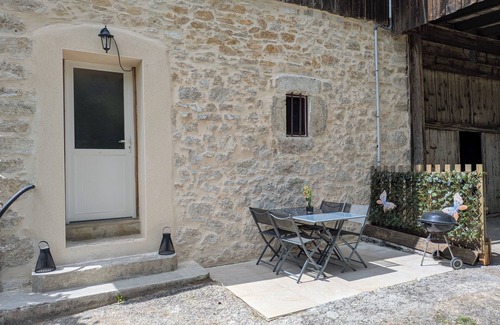 Oye-et-Pallet Apartment | Nature-Focused Apartment with Lake Views & Pet-Friendly Options