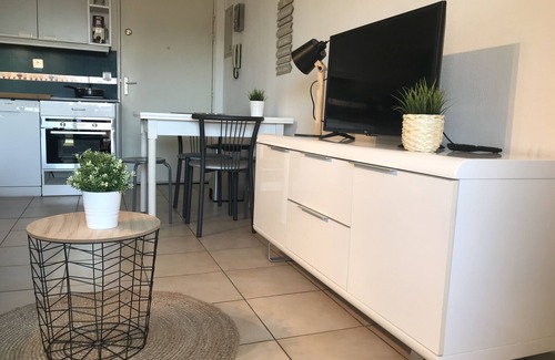 Le Lavandou Apartment | Cozy Apartment Steps from the Beach with Ocean View