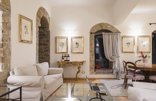Oltrarno Apartment | Medieval Tower Apartment in Borgo San Jacopo - Rated 9.8