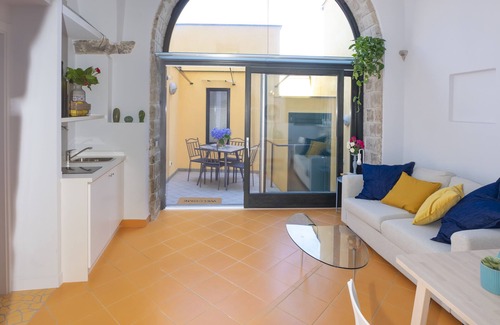 Meta Bed & Breakfast | Tranquil Oceanfront Apartment with Pool and Spa Amenities