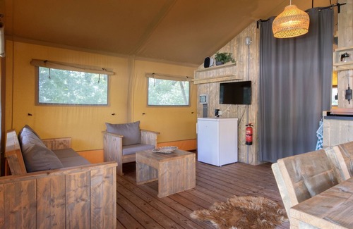 Arcen House | Cozy Safari Tent with Bathroom at De Maasduinen Holiday Park