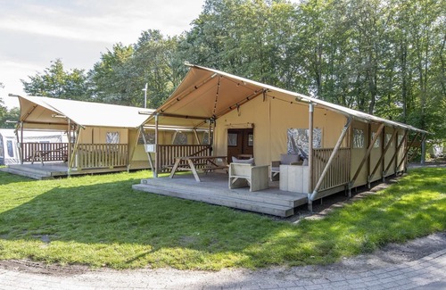 Arcen House | Cozy Safari Tent with Bathroom at De Maasduinen Holiday Park