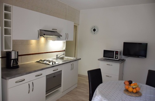 Aix-les-Bains City Center Apartment | Prime Location T1 Bis: Spa, Ocean Views & Private Terrace