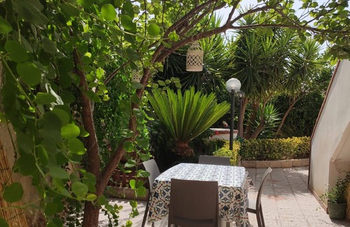 Noto Marina Apartment | Apartment in villa 200 m from the beach in Lido di Noto