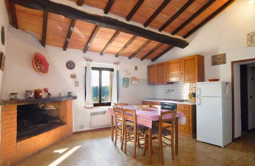 Poggibonsi Villa | Inviting Villa Apartment with Pool, WIFI & Panoramic Views