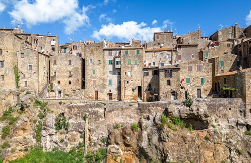 Sorano House | Tranquil Villa Apartment with Pool and Hot Tub Amenities