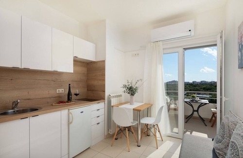 Vodice Apartment | Seaside Apartment in Vodice with Terrace and Pool Access