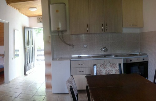 Zelenika Apartment | Cozy Apartment Near Herceg Novi with Wi-Fi & Parking
