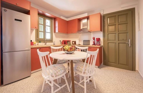 Lagoudi Zia House | Relaxing Apartment in Zia with Private Terrace and Pool