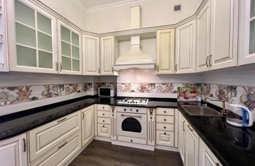 Khreshchatyy Yar Apartment | Pet-Friendly Apartment Near Independence Square Awaits You