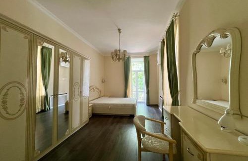 Khreshchatyy Yar Apartment | Pet-Friendly Apartment Near Independence Square Awaits You