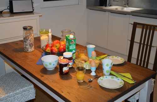 Langenargen Apartment | Apartment 'Ins Blaue, 73qm' with Balcony and Wi-Fi