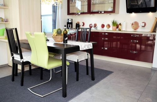 Langenargen Apartment | Apartment 'Ins Grüne, 89qm' with Private Terrace, Private Garden and Wi-Fi