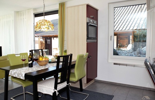 Langenargen Apartment | Apartment 'Ins Grüne, 89qm' with Private Terrace, Private Garden and Wi-Fi