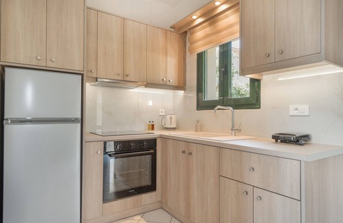Leivathos Apartment | Apartment 'Iria' with Sea View, Wi-Fi and Air Conditioning