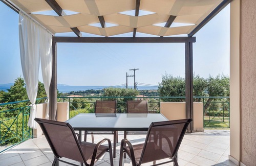 Leivathos Apartment | Apartment 'Iria' with Sea View, Wi-Fi and Air Conditioning