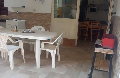 Lido Conchiglie Apartment | Apartment 'Blu' with Private Terrace, Private Garden and Air Conditioning