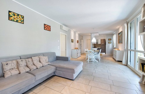 Portese Apartment | Lake View Apartment 'Gran Fausto Trilo' with Wi-Fi & Spa
