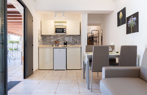 San Michele Salentino Apartment | Apartment 'Gelso' with Shared Pool, Wi-Fi and Air Conditioning
