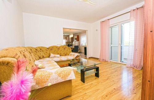 Velim Apartment | Inviting Oceanfront House Iva Luca with Breakfast Included