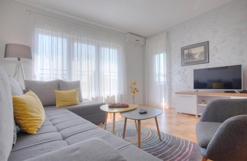 Dubovica Apartment | Top-Rated Apartment Iva: Family-Friendly Retreat