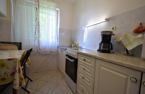 Njivice Apartment | Top-Rated Apartment Ivana with Family and Pet-Friendly Amenities