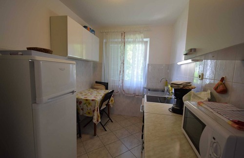 Njivice Apartment | Top-Rated Apartment Ivana with Family and Pet-Friendly Amenities