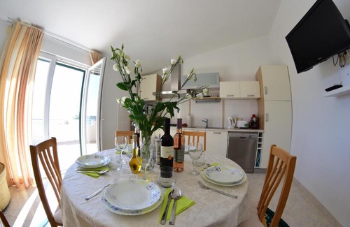 Drvenik Mali Apartment | Oceanfront Apartment Ivica - Guest Rated 10/10, Pet Friendly