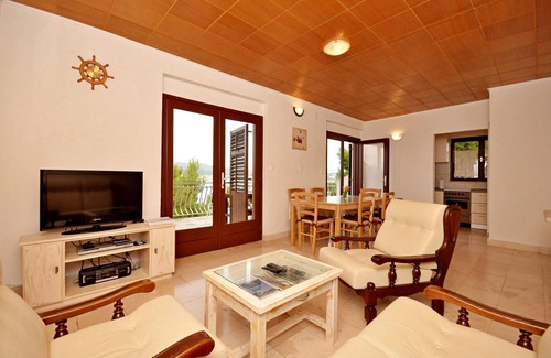 Okrug Donji Apartment | Oceanfront Comfort at Apartment Jakov in Okrug Donji