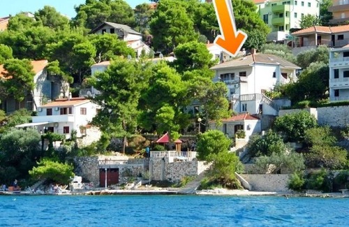 Okrug Donji Apartment | Oceanfront Comfort at Apartment Jakov in Okrug Donji