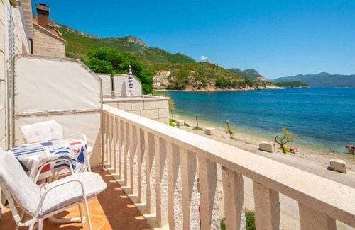 Trstenik Apartment | Pet-Friendly Apartment Jelka with Ocean View & Spa
