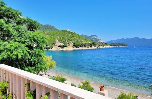 Trstenik Apartment | Discover Apartment Jelka: Oceanfront Stay with Spa & Pets