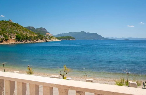 Trstenik Apartment | Discover Apartment Jelka: Oceanfront Stay with Spa & Pets